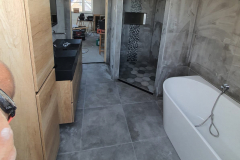 badkamer-grijs-hout